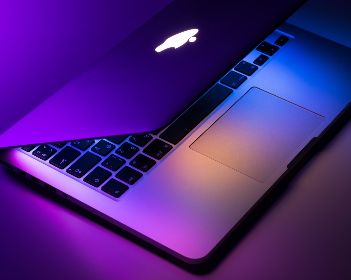 MacBook aberto sobre a bancada de reparo